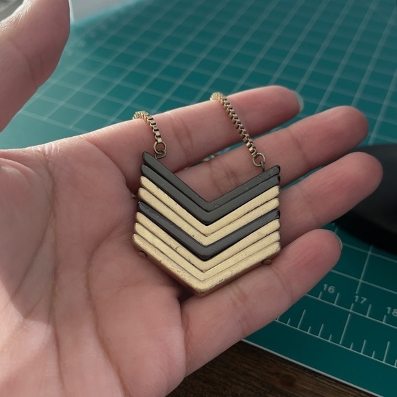 Madewell arrowhead gold tone necklace - Picture 4 of 5